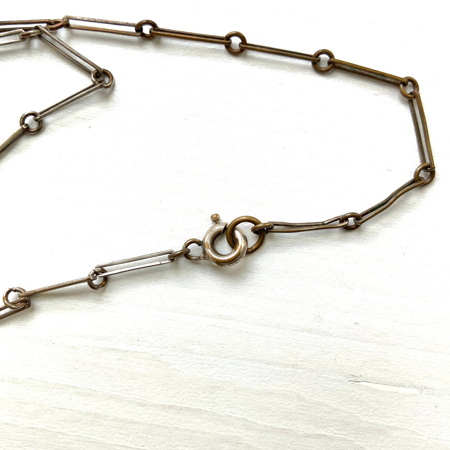 A fringe necklace featuring alternating small blue mottled glass beads and glass pearls.  小粒のブルー北京グラスとグラスパールが交互に連なってフリンジになったネックレス。