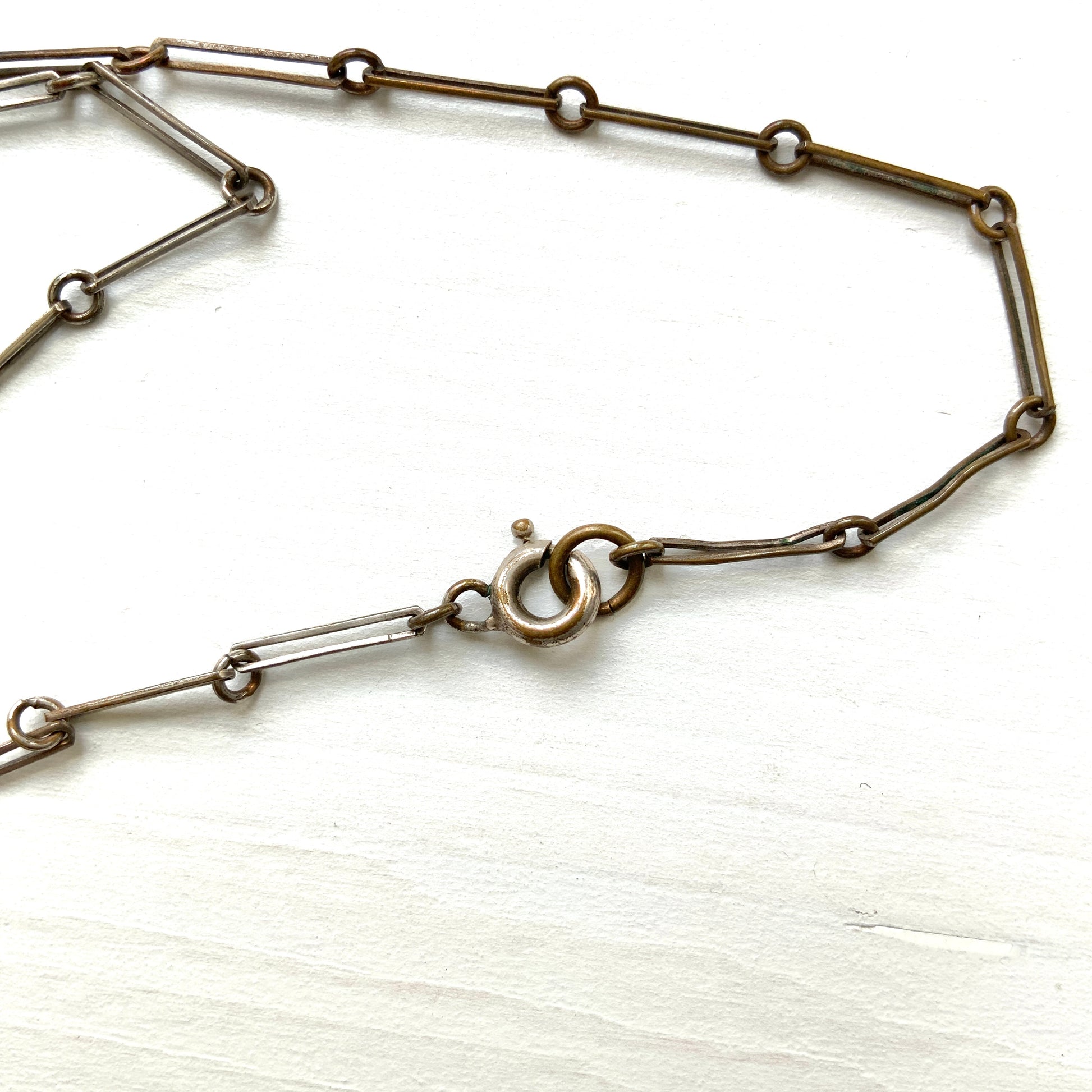 A fringe necklace featuring alternating small blue mottled glass beads and glass pearls.  小粒のブルー北京グラスとグラスパールが交互に連なってフリンジになったネックレス。
