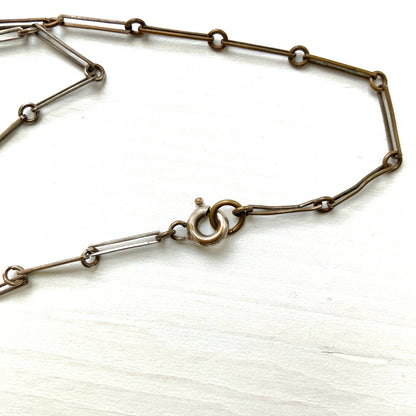 A fringe necklace featuring alternating small blue mottled glass beads and glass pearls.  小粒のブルー北京グラスとグラスパールが交互に連なってフリンジになったネックレス。