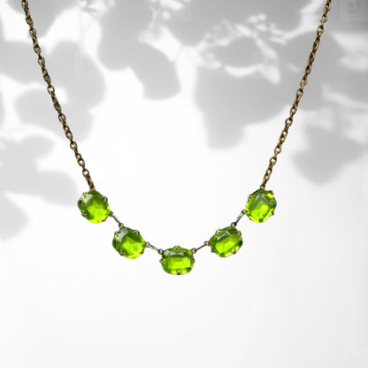 A necklace featuring vivid lime green glass. 鮮やかなライムグリーングラスが目を引くネックレス。 