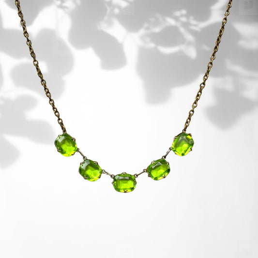 A necklace featuring vivid lime green glass. 鮮やかなライムグリーングラスが目を引くネックレス。 
