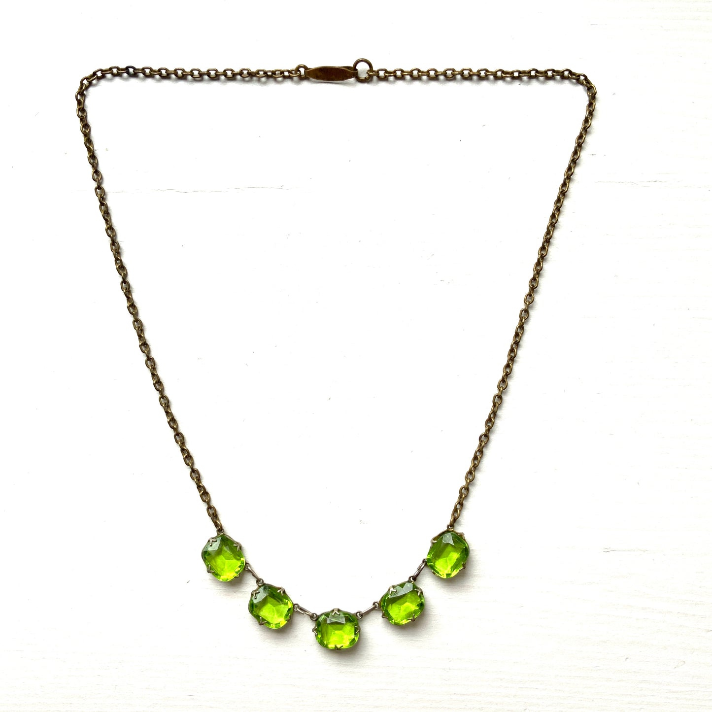 A necklace featuring vivid lime green glass. 鮮やかなライムグリーングラスが目を引くネックレス。 