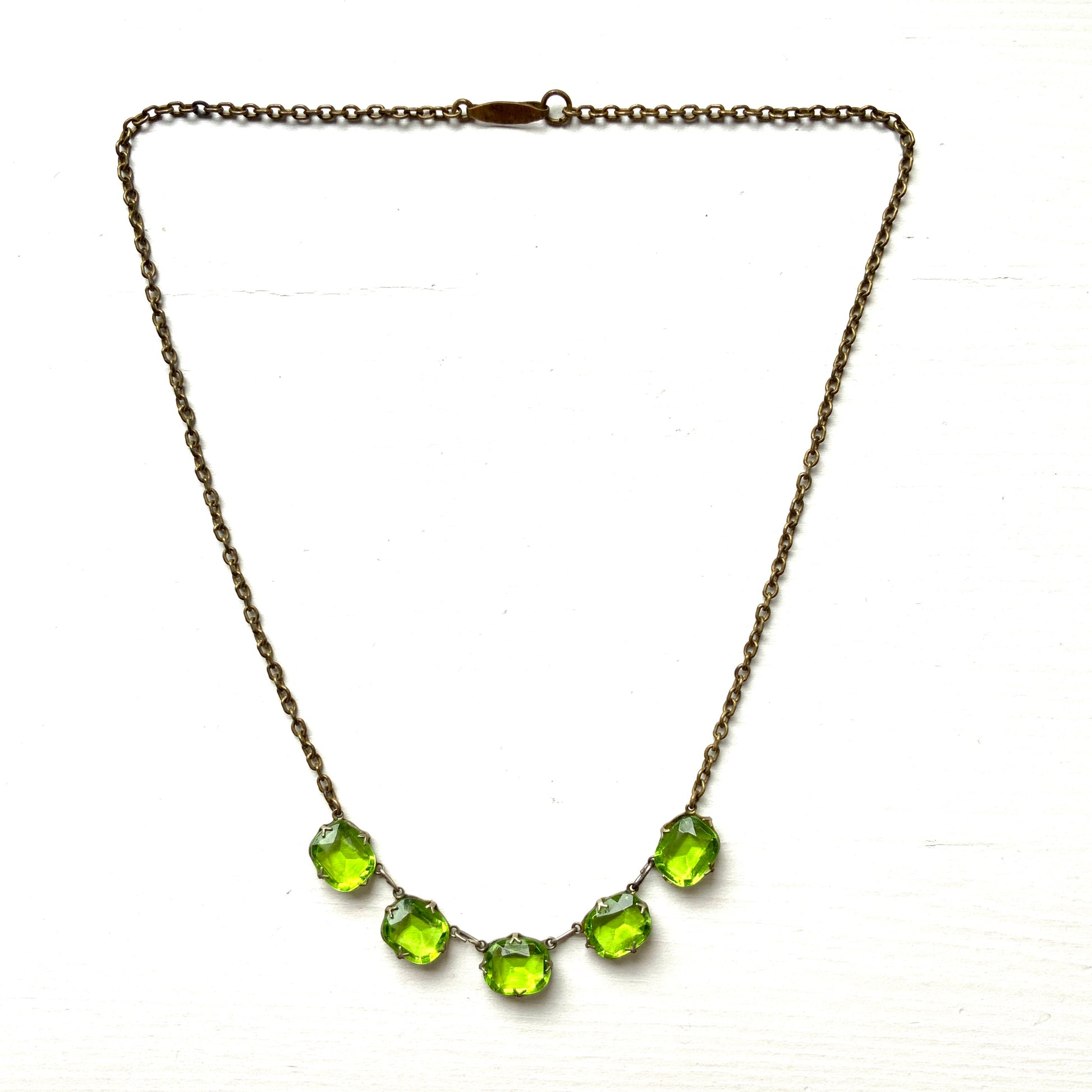 A necklace featuring vivid lime green glass. 鮮やかなライムグリーングラスが目を引くネックレス。 