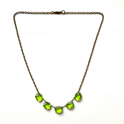 A necklace featuring vivid lime green glass. 鮮やかなライムグリーングラスが目を引くネックレス。 