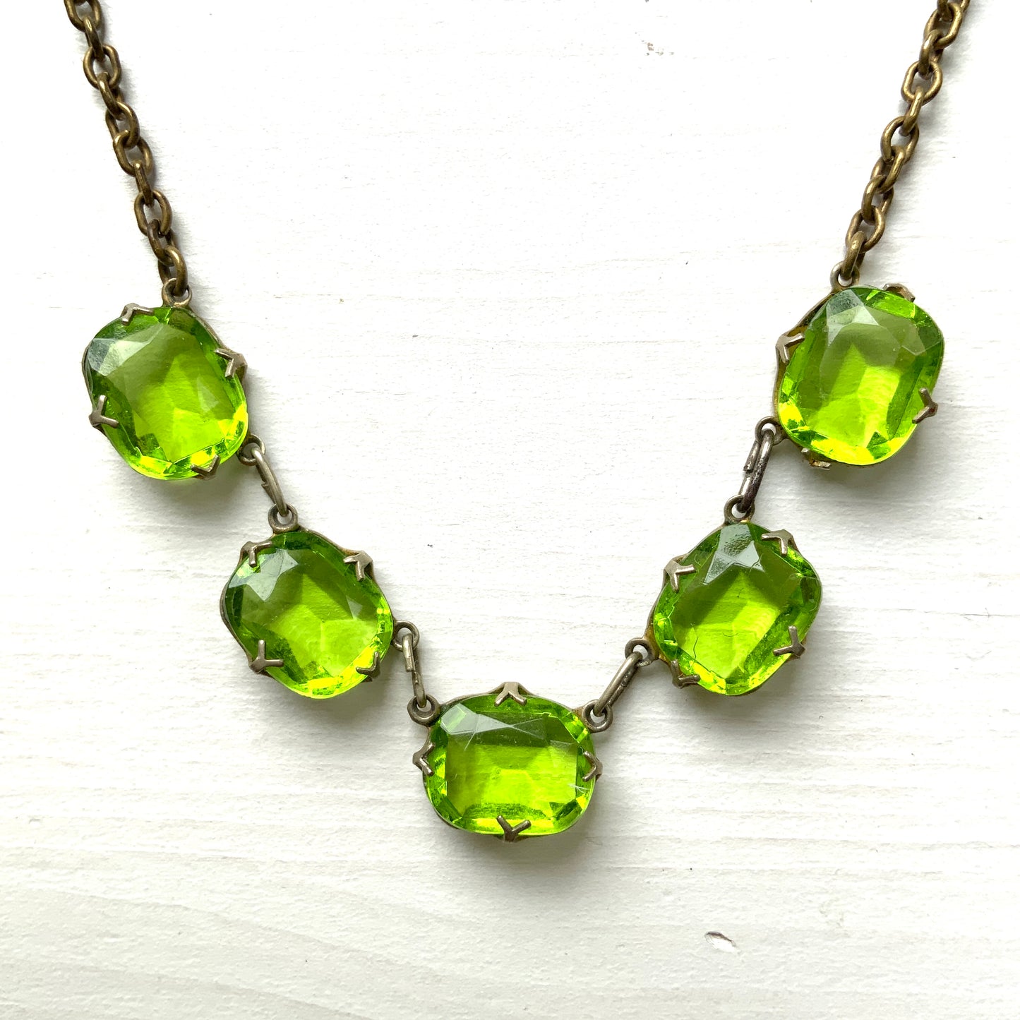 A necklace featuring vivid lime green glass. 鮮やかなライムグリーングラスが目を引くネックレス。 