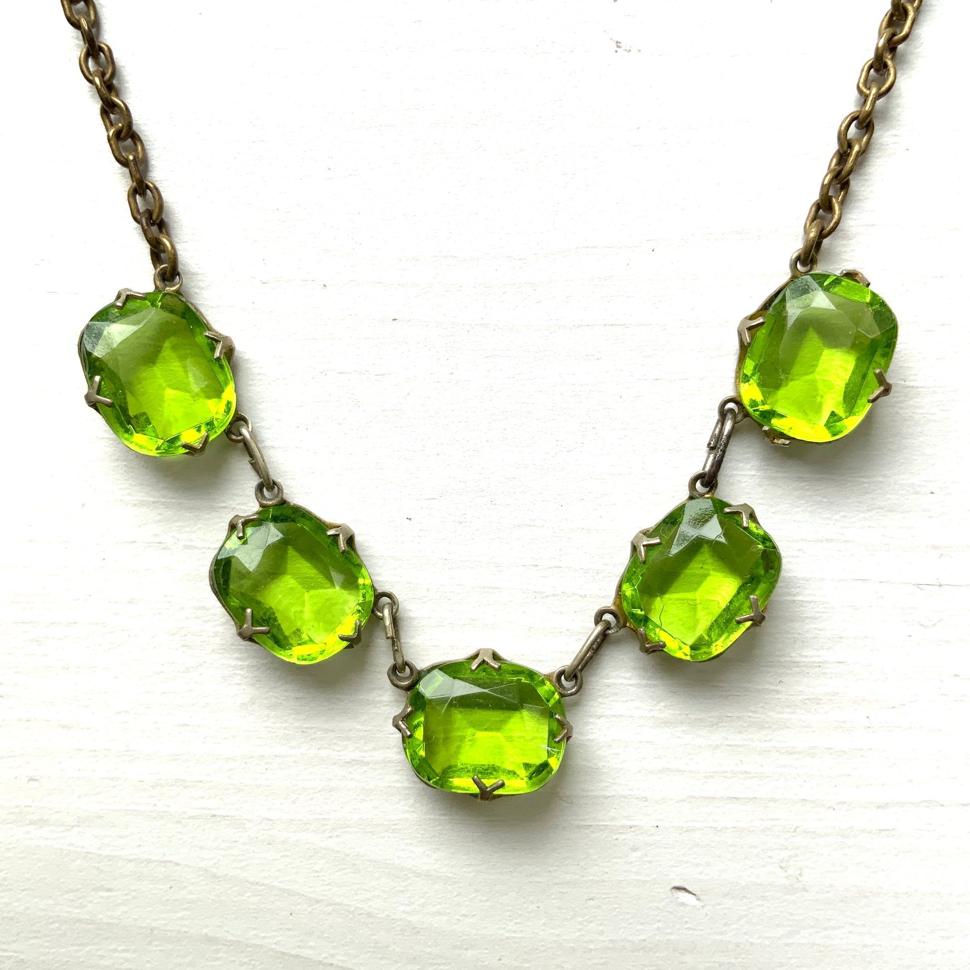 A necklace featuring vivid lime green glass. 鮮やかなライムグリーングラスが目を引くネックレス。 