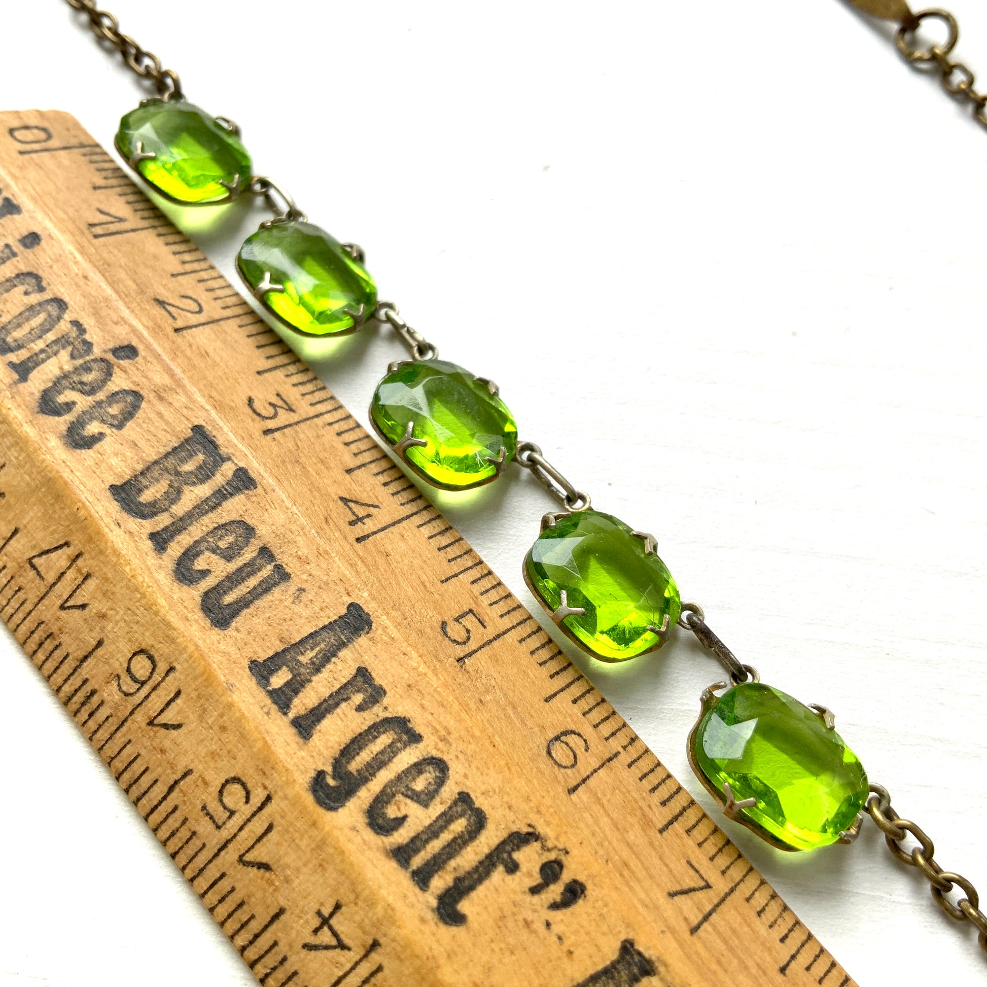 A necklace featuring vivid lime green glass. 鮮やかなライムグリーングラスが目を引くネックレス。 