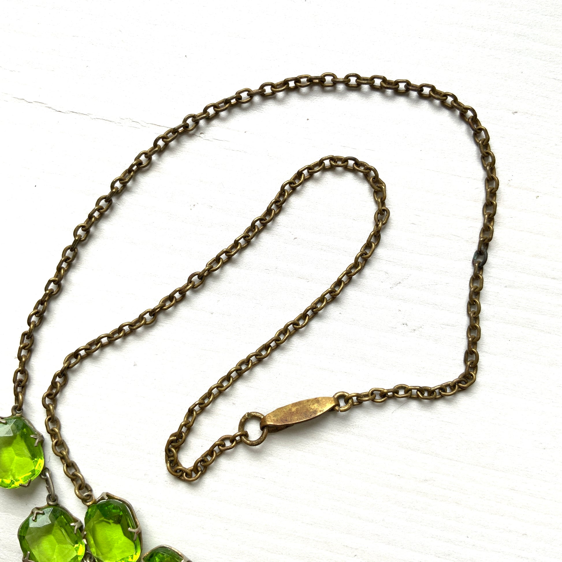 A necklace featuring vivid lime green glass. 鮮やかなライムグリーングラスが目を引くネックレス。 