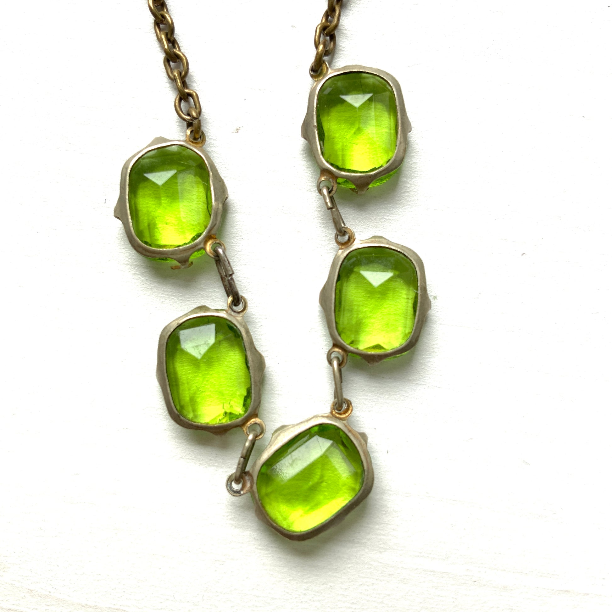 A necklace featuring vivid lime green glass. 鮮やかなライムグリーングラスが目を引くネックレス。 