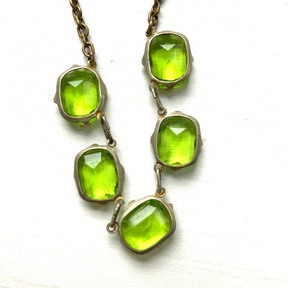 A necklace featuring vivid lime green glass. 鮮やかなライムグリーングラスが目を引くネックレス。 
