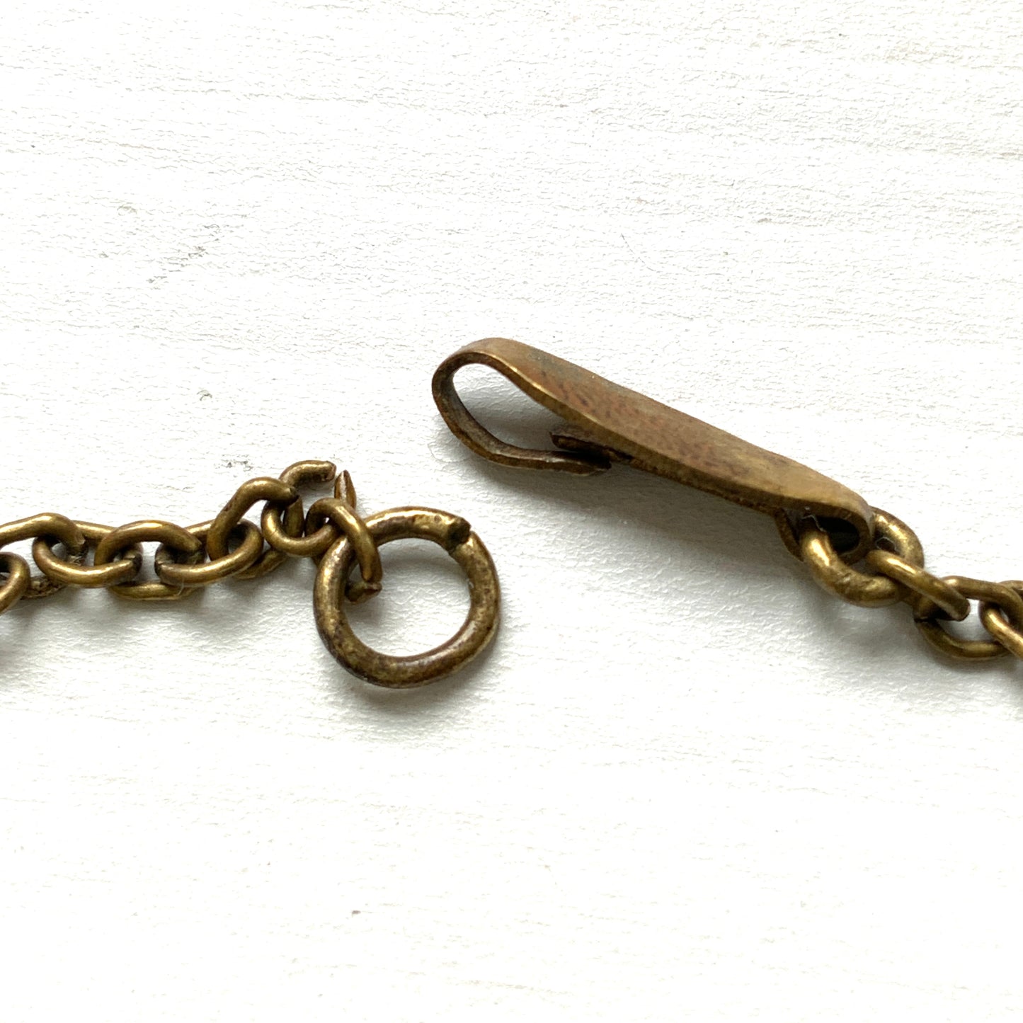 A necklace featuring vivid lime green glass. 鮮やかなライムグリーングラスが目を引くネックレス。 