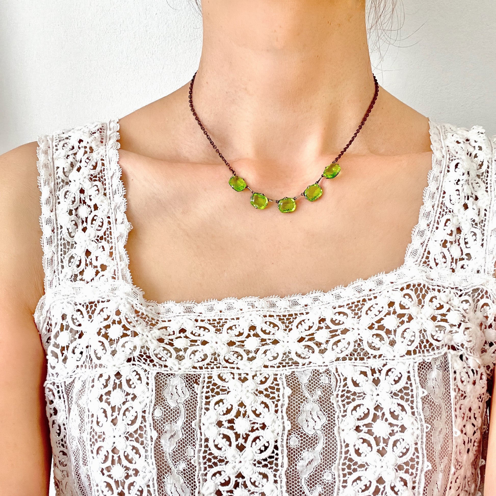 A necklace featuring vivid lime green glass. 鮮やかなライムグリーングラスが目を引くネックレス。 