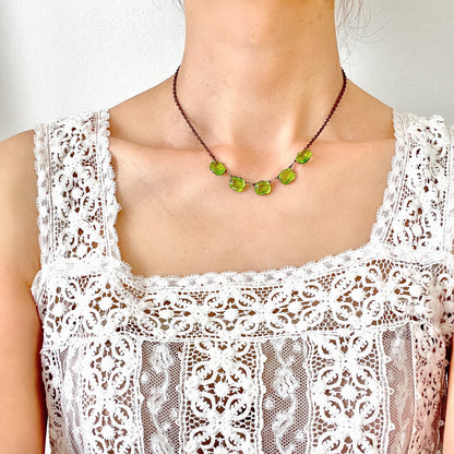 A necklace featuring vivid lime green glass. 鮮やかなライムグリーングラスが目を引くネックレス。 