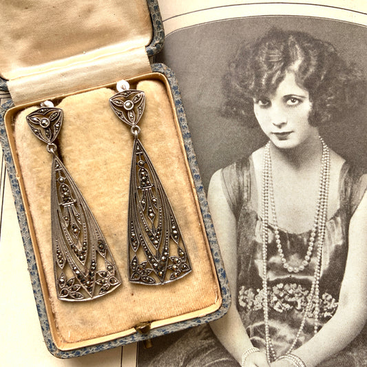 Elegant silver and marcasite earrings with delicate openwork. 繊細なオープンワークが美しい、シルバーとマーカサイトのピアス。 