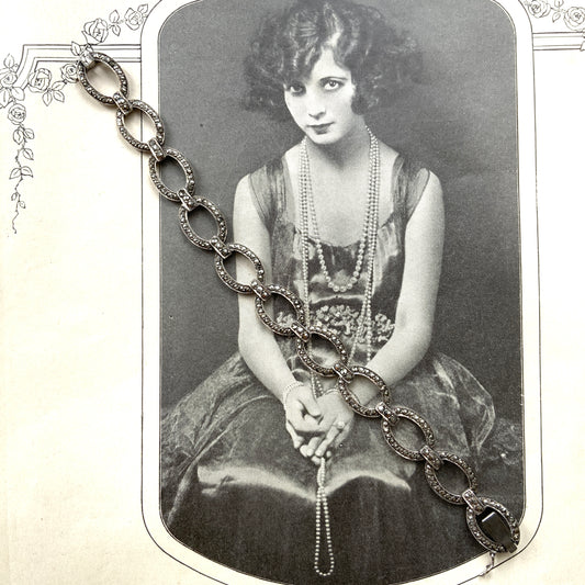 Silver and marcasite bracelet featuring oval links.  楕円のリンクが連なる、シルバーとマーカサイトのブレスレット。