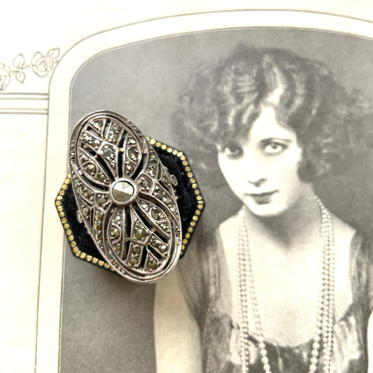 A beautiful Art Deco silver ring featuring geometric openwork set with marcasite.  アールデコらしい幾何学模様のオープンワークが美しい、マーカサイトのシルバーリング。 