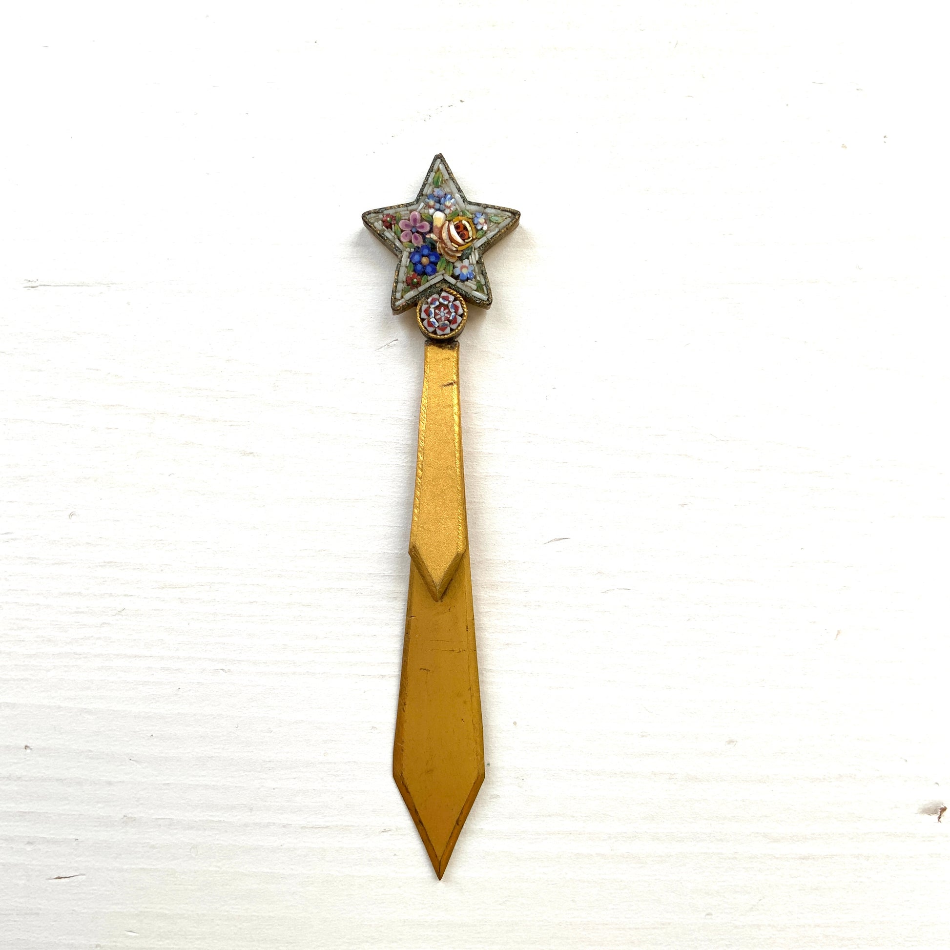  A vintage metal bookmark featuring a star-shaped micro mosaic top, which can also be used as a letter opener. 星型のマイクロモザイクがトップについた、メタルのブックマーク（本の栞）兼ペーパーナイフ。 