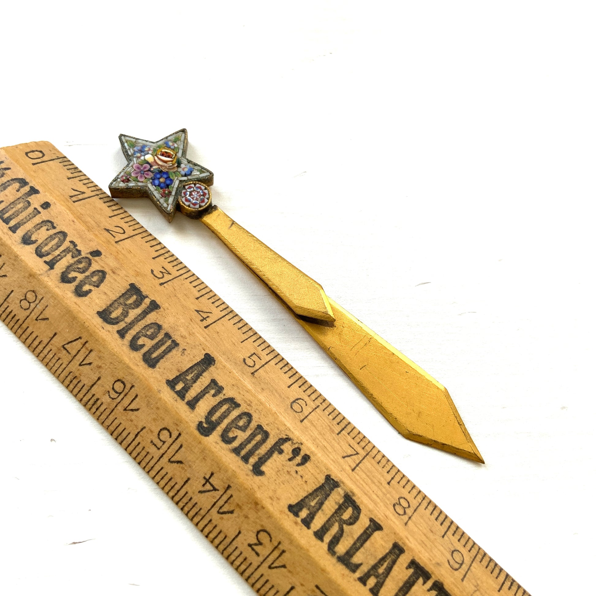  A vintage metal bookmark featuring a star-shaped micro mosaic top, which can also be used as a letter opener. 星型のマイクロモザイクがトップについた、メタルのブックマーク（本の栞）兼ペーパーナイフ。 