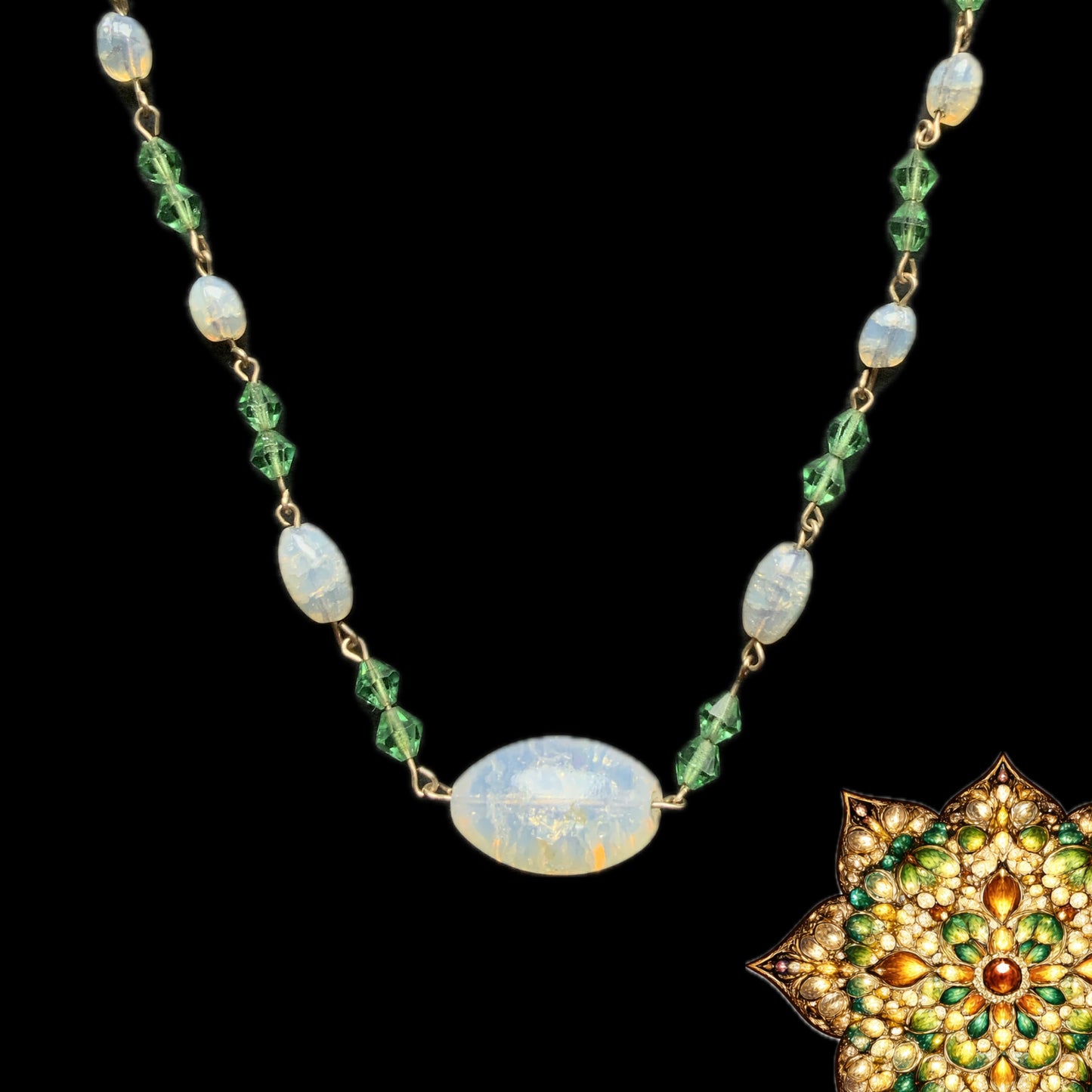 An opalescent crackle glass necklace accented with small green glass beads. オパルセントクラックルグラスに小さなグリーングラスを添えたネックレス。