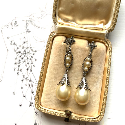 Screw-back earrings featuring teardrop glass pearls that gently dangle. ティアドロップのグラスパールが揺れるスクリューバックイヤリング。 
