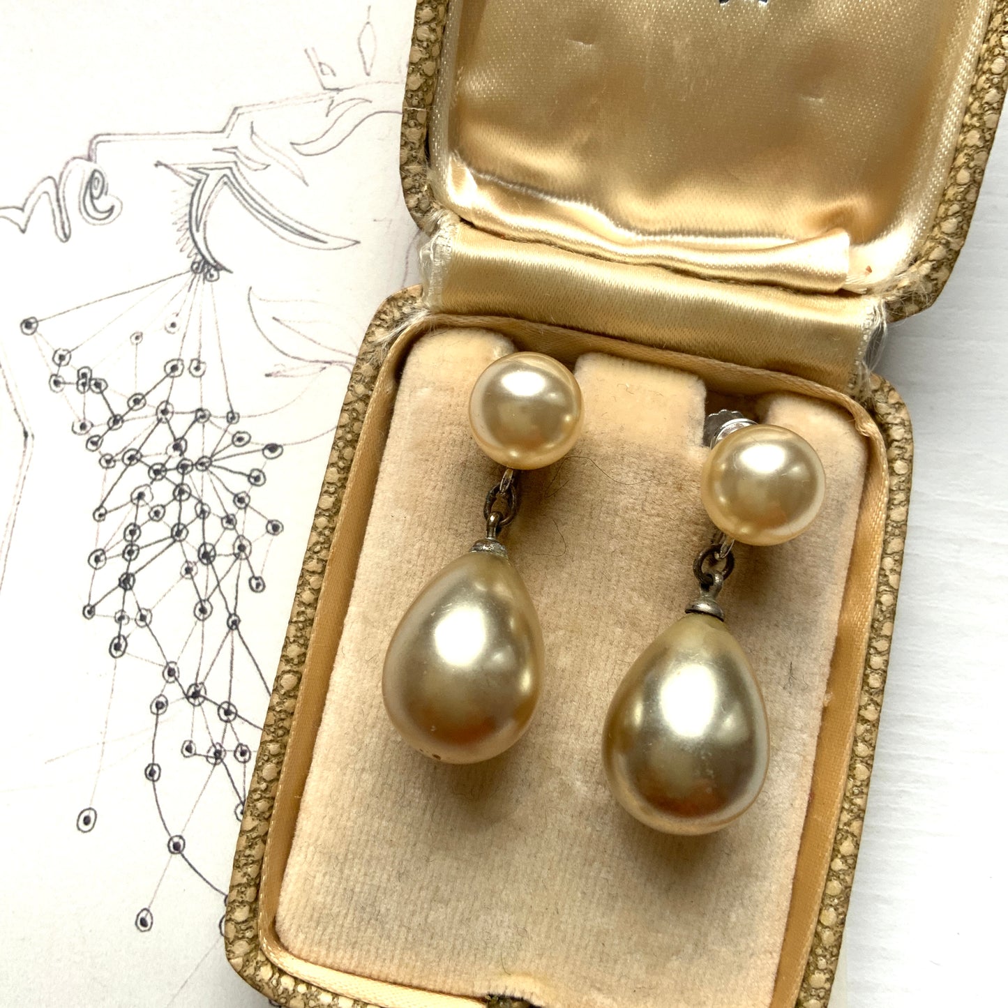 These screw-back earrings feature eye-catching large teardrop glass pearls. 大粒のティアドロップのグラスパールが目を引くスクリューイヤリング。 