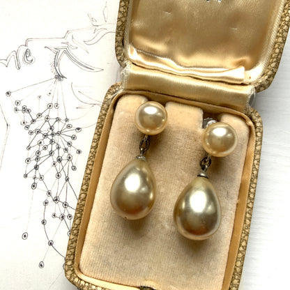 These screw-back earrings feature eye-catching large teardrop glass pearls. 大粒のティアドロップのグラスパールが目を引くスクリューイヤリング。 
