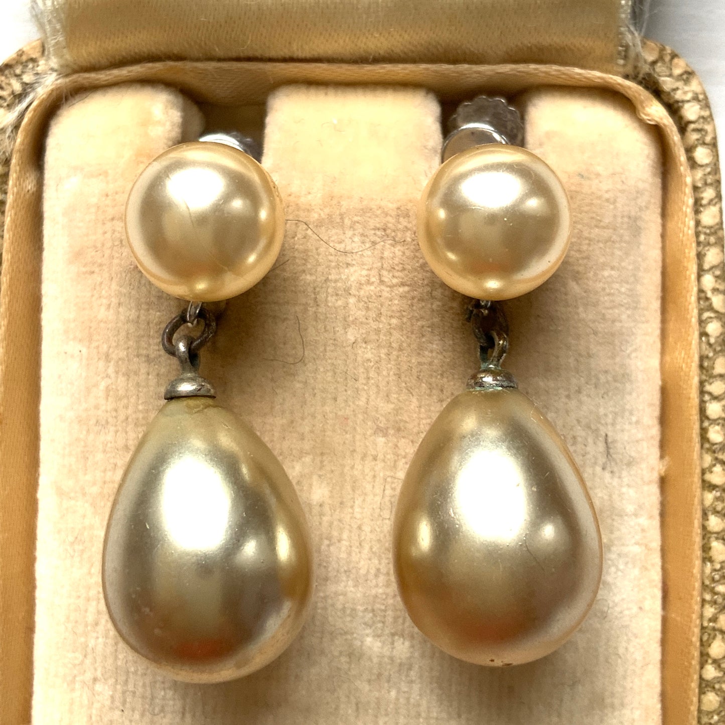 These screw-back earrings feature eye-catching large teardrop glass pearls. 大粒のティアドロップのグラスパールが目を引くスクリューイヤリング。 