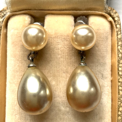 These screw-back earrings feature eye-catching large teardrop glass pearls. 大粒のティアドロップのグラスパールが目を引くスクリューイヤリング。 