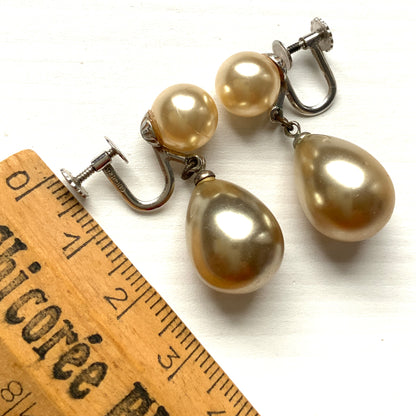 These screw-back earrings feature eye-catching large teardrop glass pearls. 大粒のティアドロップのグラスパールが目を引くスクリューイヤリング。 