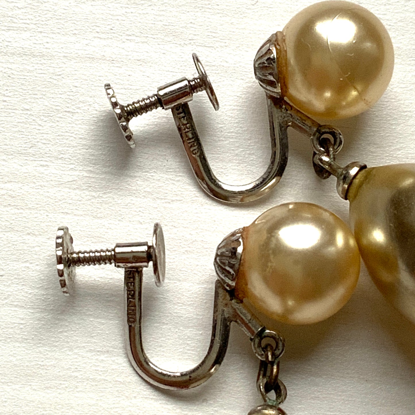 These screw-back earrings feature eye-catching large teardrop glass pearls. 大粒のティアドロップのグラスパールが目を引くスクリューイヤリング。 
