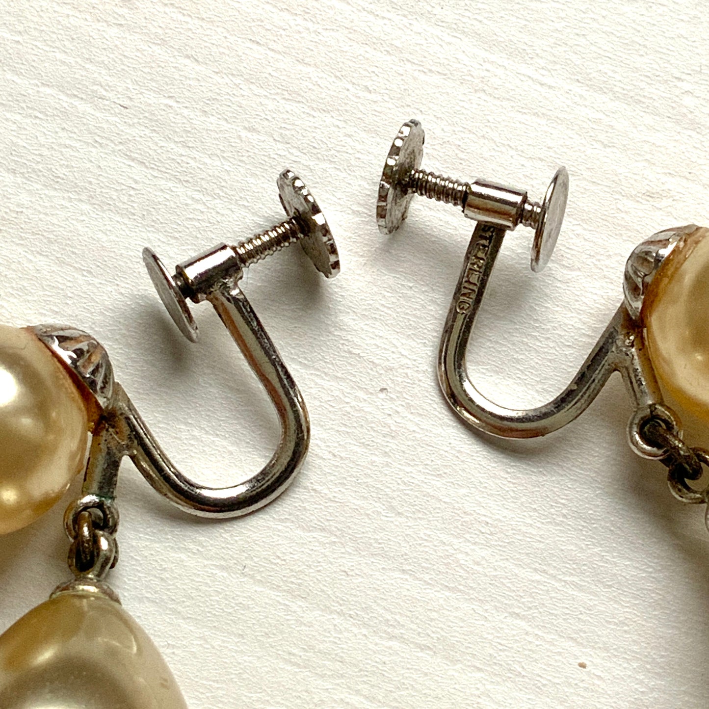 These screw-back earrings feature eye-catching large teardrop glass pearls. 大粒のティアドロップのグラスパールが目を引くスクリューイヤリング。 