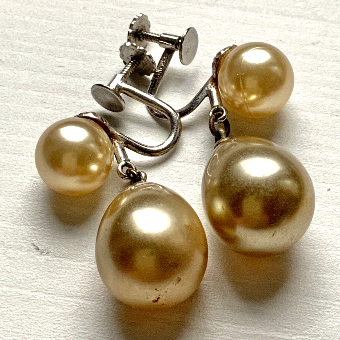 These screw-back earrings feature eye-catching large teardrop glass pearls. 大粒のティアドロップのグラスパールが目を引くスクリューイヤリング。 