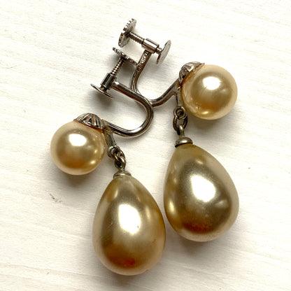 These screw-back earrings feature eye-catching large teardrop glass pearls. 大粒のティアドロップのグラスパールが目を引くスクリューイヤリング。 