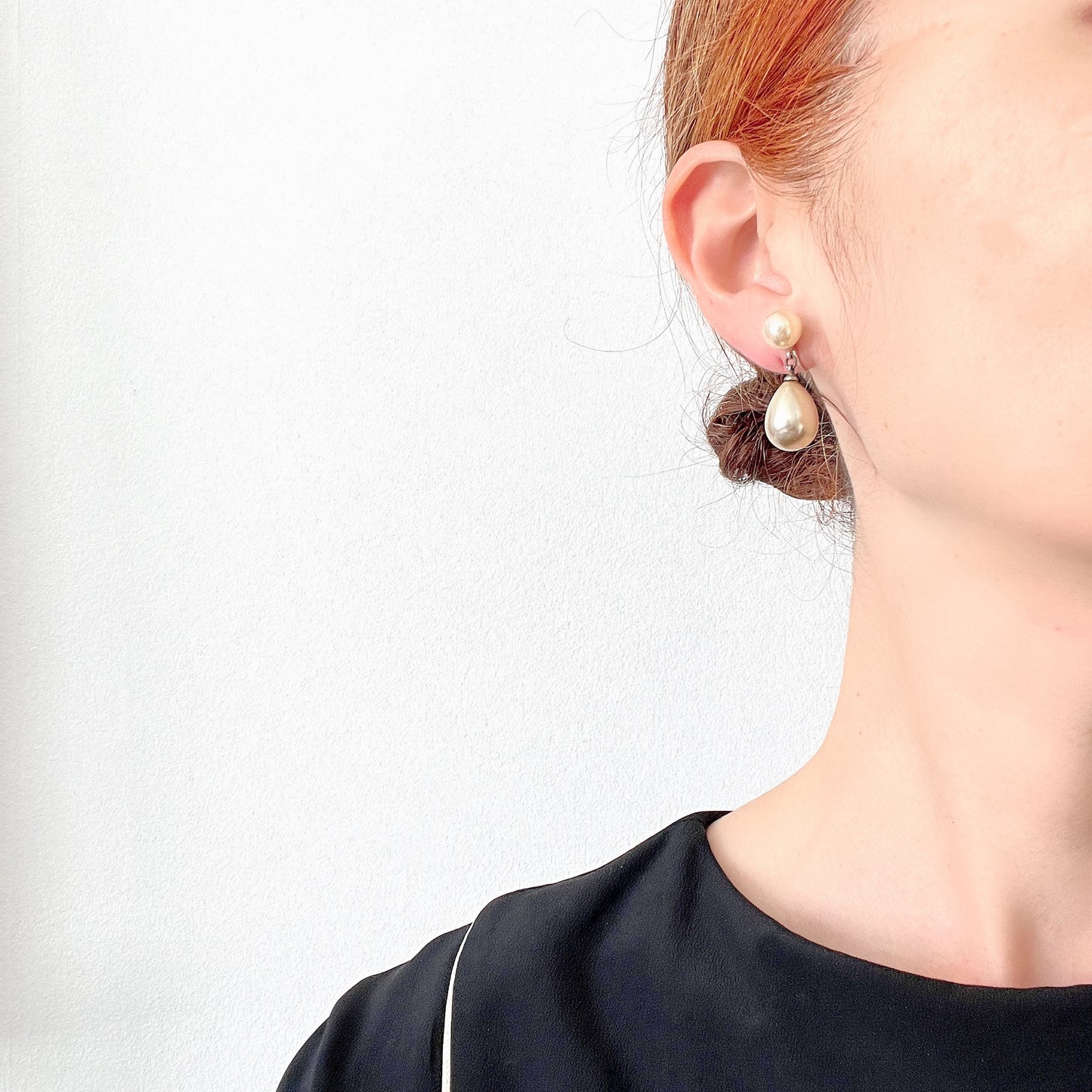 These screw-back earrings feature eye-catching large teardrop glass pearls. 大粒のティアドロップのグラスパールが目を引くスクリューイヤリング。 