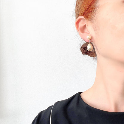 These screw-back earrings feature eye-catching large teardrop glass pearls. 大粒のティアドロップのグラスパールが目を引くスクリューイヤリング。 