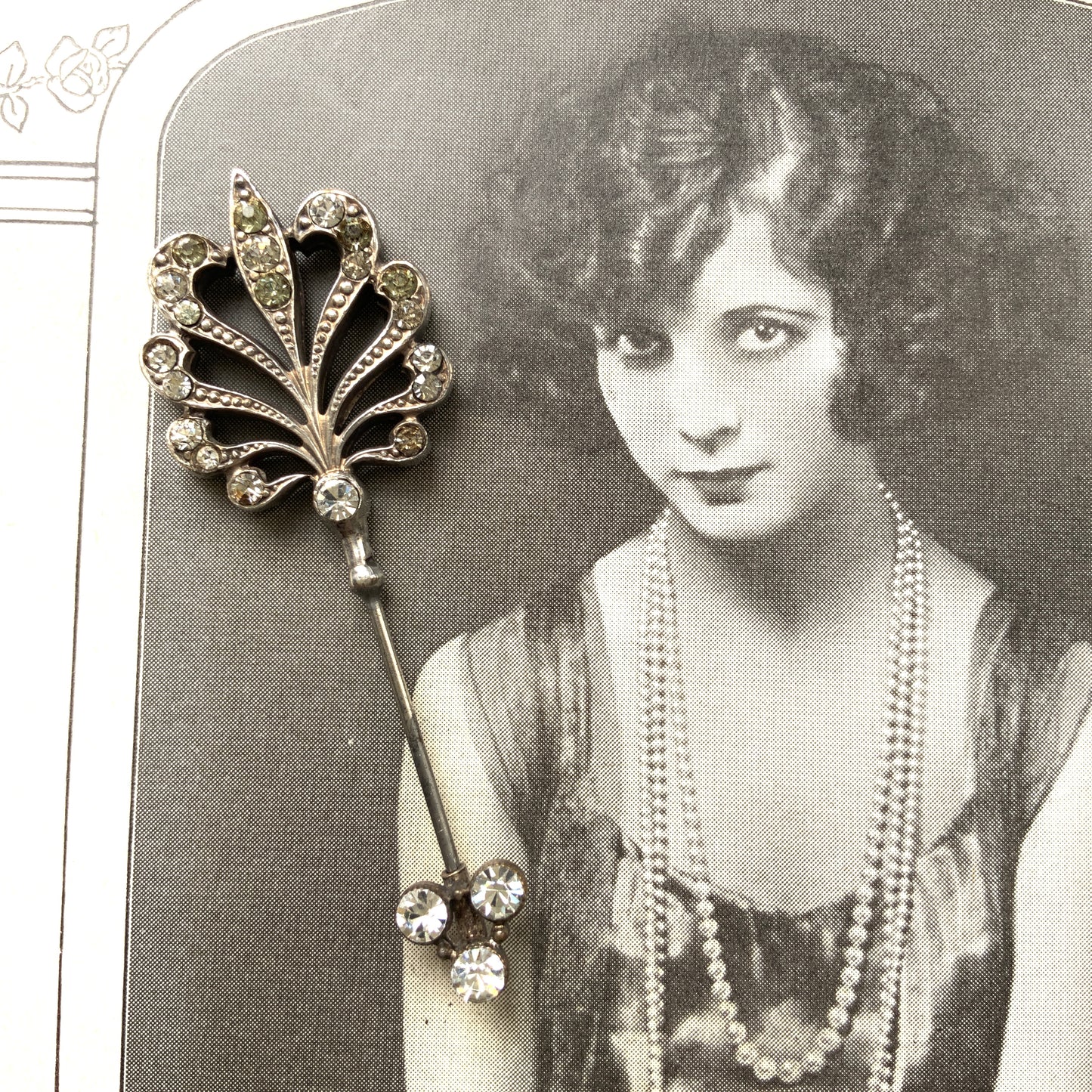 A beautiful jabot pin with a feather-like motif set with clear rhinestones. J クリアラインストーンがあしらわれた、美しい羽のようなモチーフのジャボットピン。 