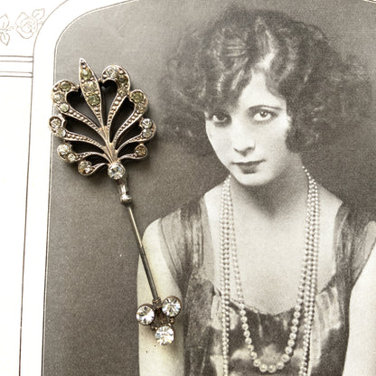 A beautiful jabot pin with a feather-like motif set with clear rhinestones. J クリアラインストーンがあしらわれた、美しい羽のようなモチーフのジャボットピン。 