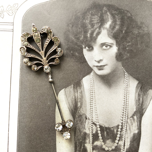 A beautiful jabot pin with a feather-like motif set with clear rhinestones. J クリアラインストーンがあしらわれた、美しい羽のようなモチーフのジャボットピン。 