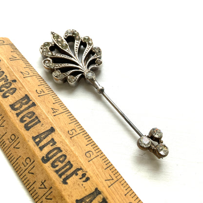 A beautiful jabot pin with a feather-like motif set with clear rhinestones. J クリアラインストーンがあしらわれた、美しい羽のようなモチーフのジャボットピン。 