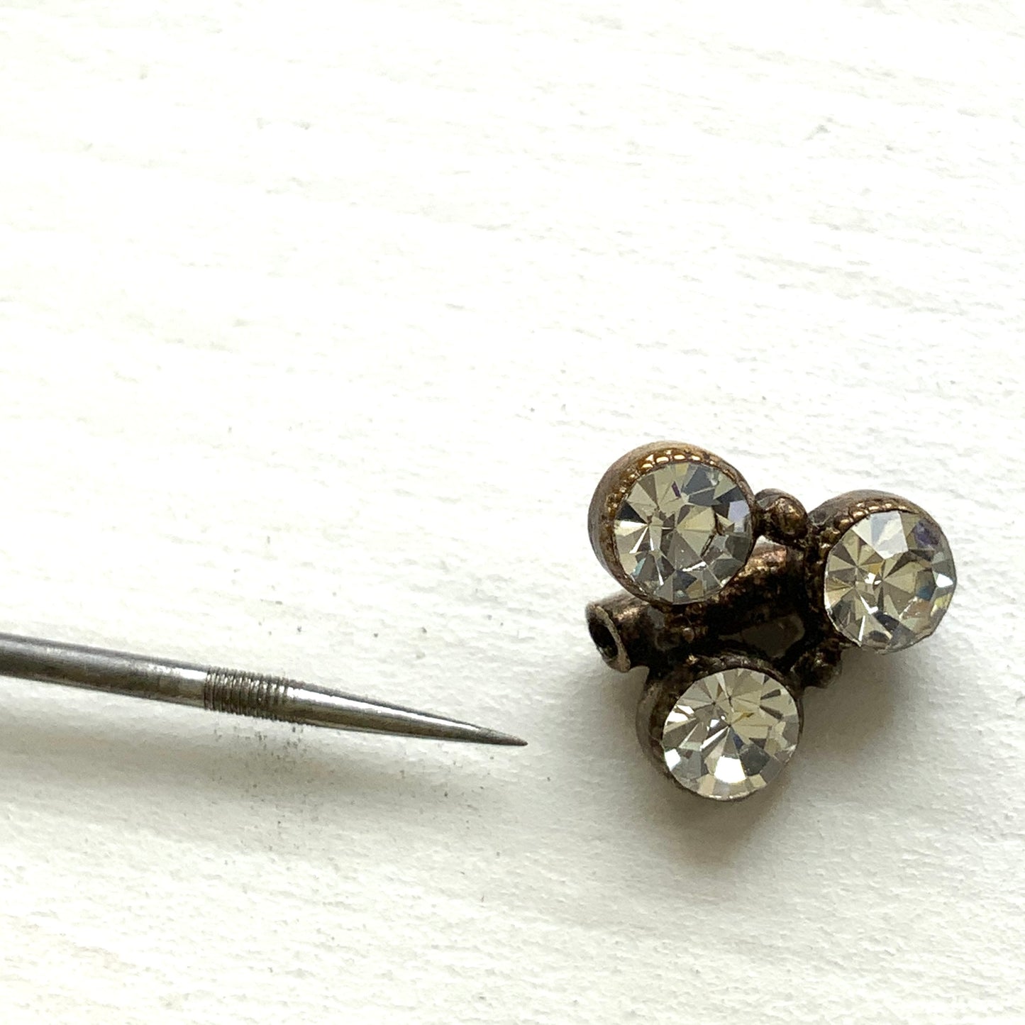 A beautiful jabot pin with a feather-like motif set with clear rhinestones. J クリアラインストーンがあしらわれた、美しい羽のようなモチーフのジャボットピン。 