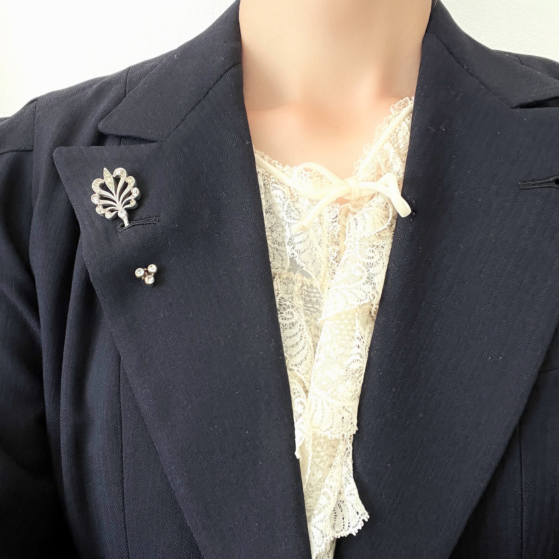 A beautiful jabot pin with a feather-like motif set with clear rhinestones. J クリアラインストーンがあしらわれた、美しい羽のようなモチーフのジャボットピン。 