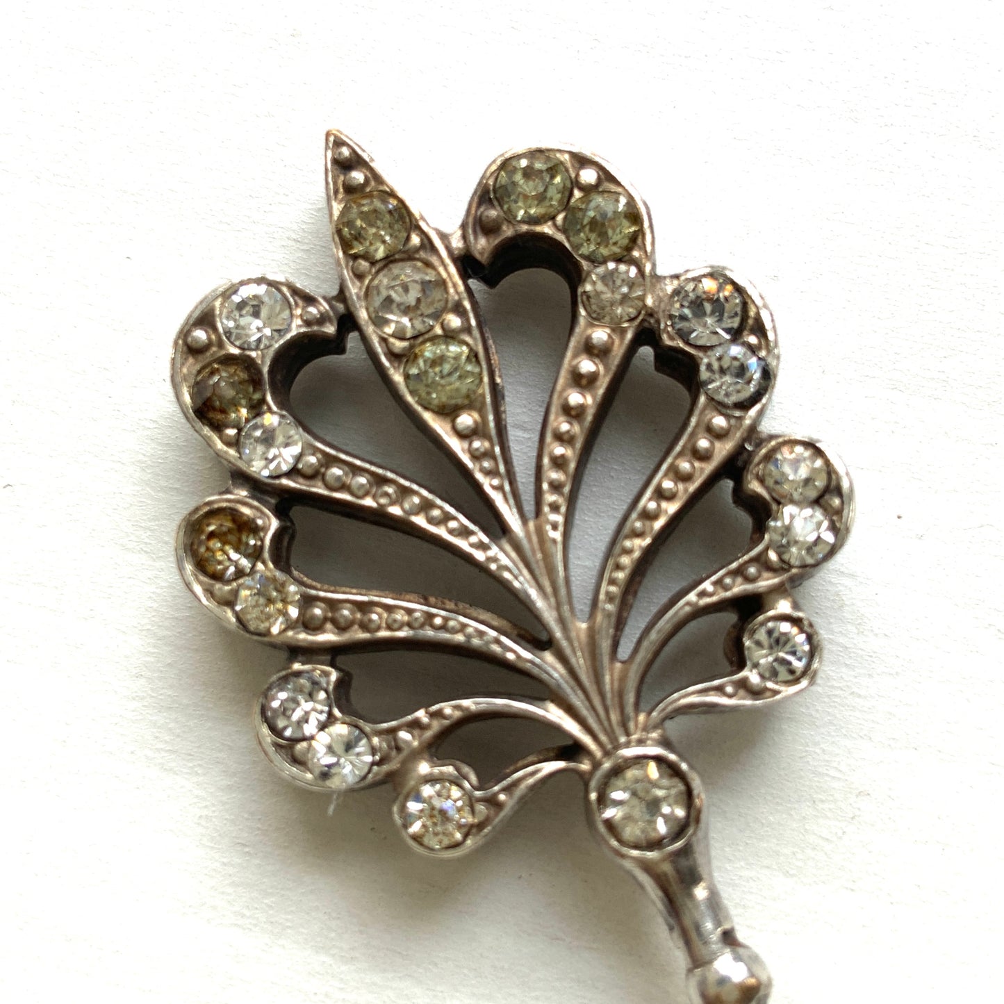 A beautiful jabot pin with a feather-like motif set with clear rhinestones. J クリアラインストーンがあしらわれた、美しい羽のようなモチーフのジャボットピン。 