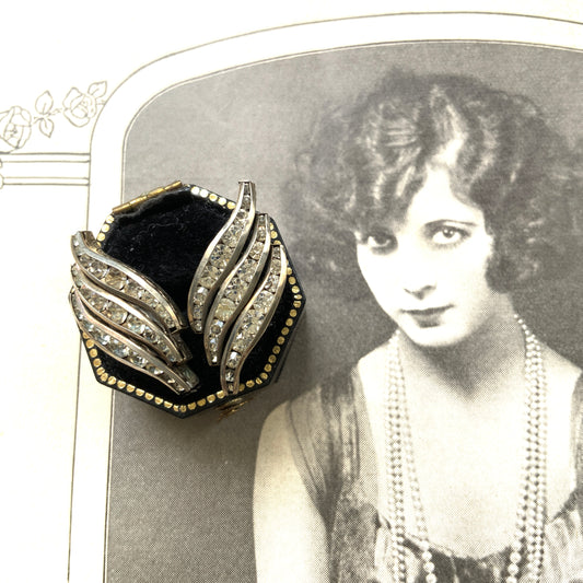 Art Deco silver earrings with flowing curves and clear rhinestones. アールデコらしい流れるような曲線が美しい、シルバーとクリアラインストーンのピアス。 