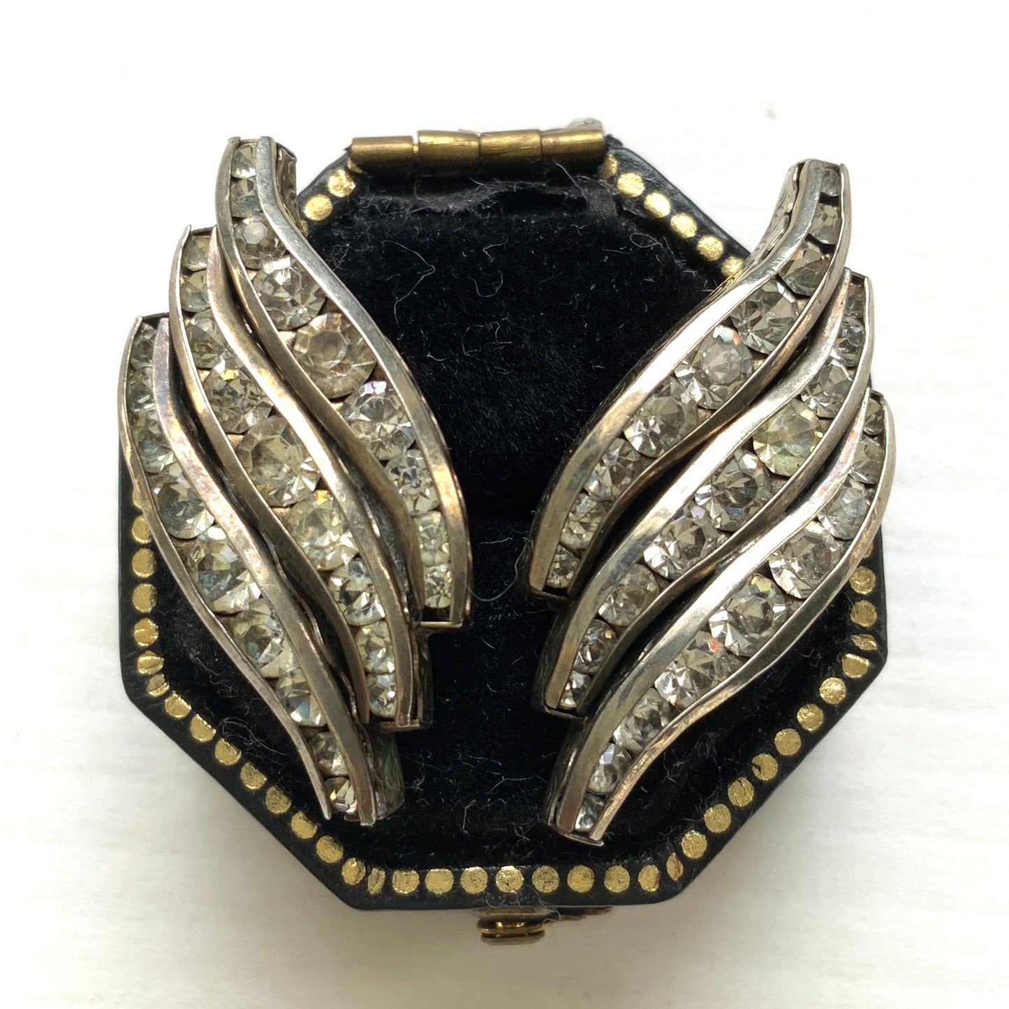 Art Deco silver earrings with flowing curves and clear rhinestones. アールデコらしい流れるような曲線が美しい、シルバーとクリアラインストーンのピアス。 