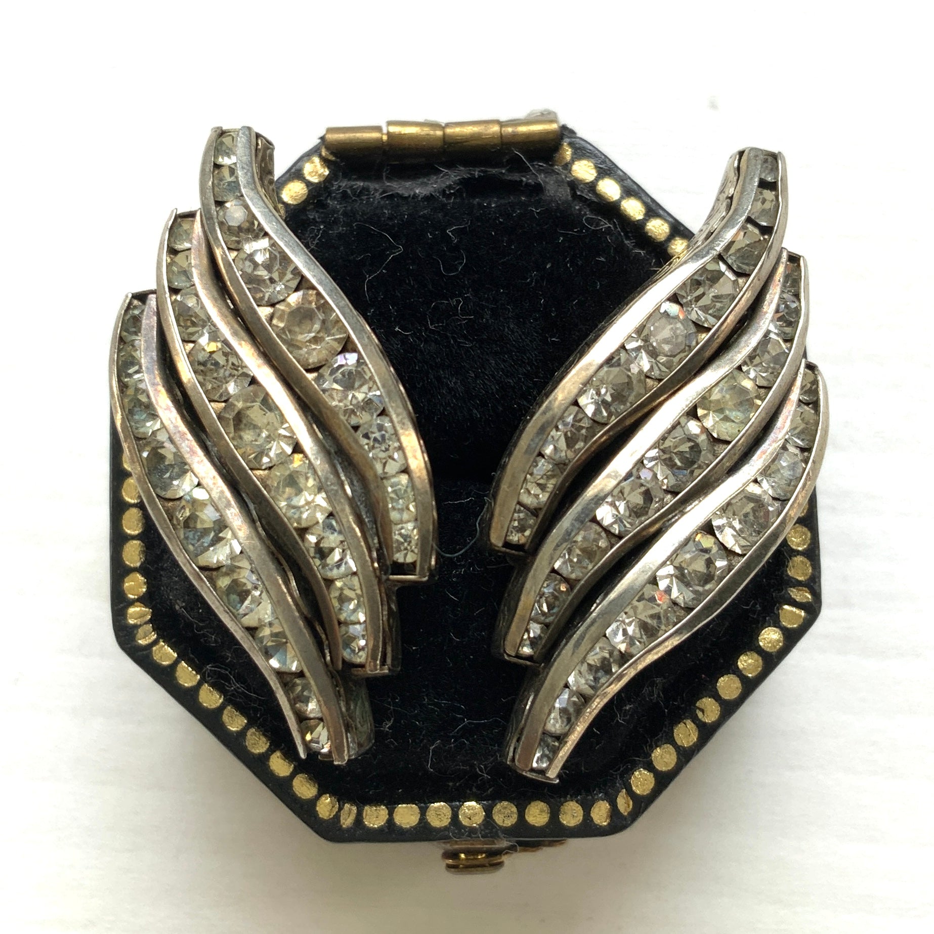 Art Deco silver earrings with flowing curves and clear rhinestones. アールデコらしい流れるような曲線が美しい、シルバーとクリアラインストーンのピアス。 