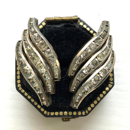Art Deco silver earrings with flowing curves and clear rhinestones. アールデコらしい流れるような曲線が美しい、シルバーとクリアラインストーンのピアス。 