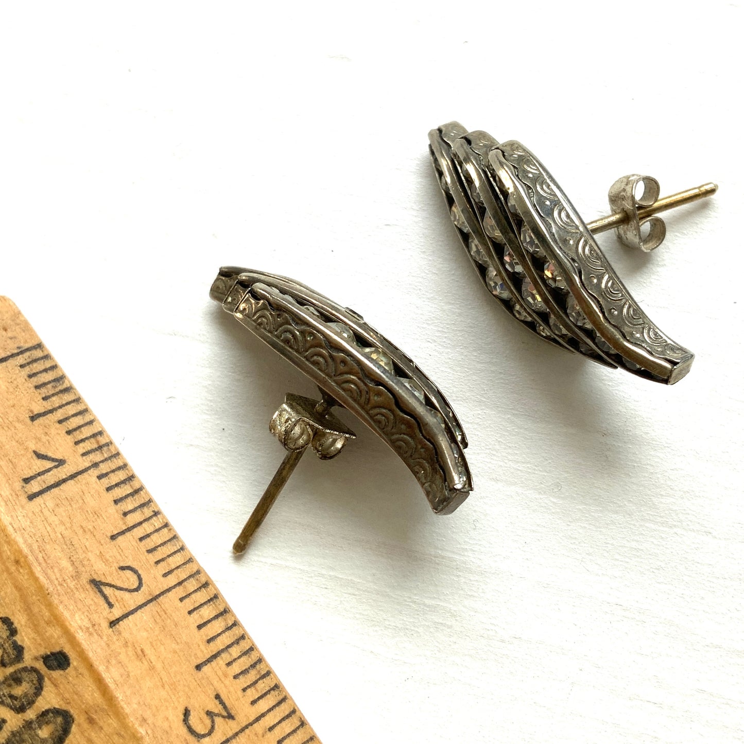 Art Deco silver earrings with flowing curves and clear rhinestones. アールデコらしい流れるような曲線が美しい、シルバーとクリアラインストーンのピアス。 
