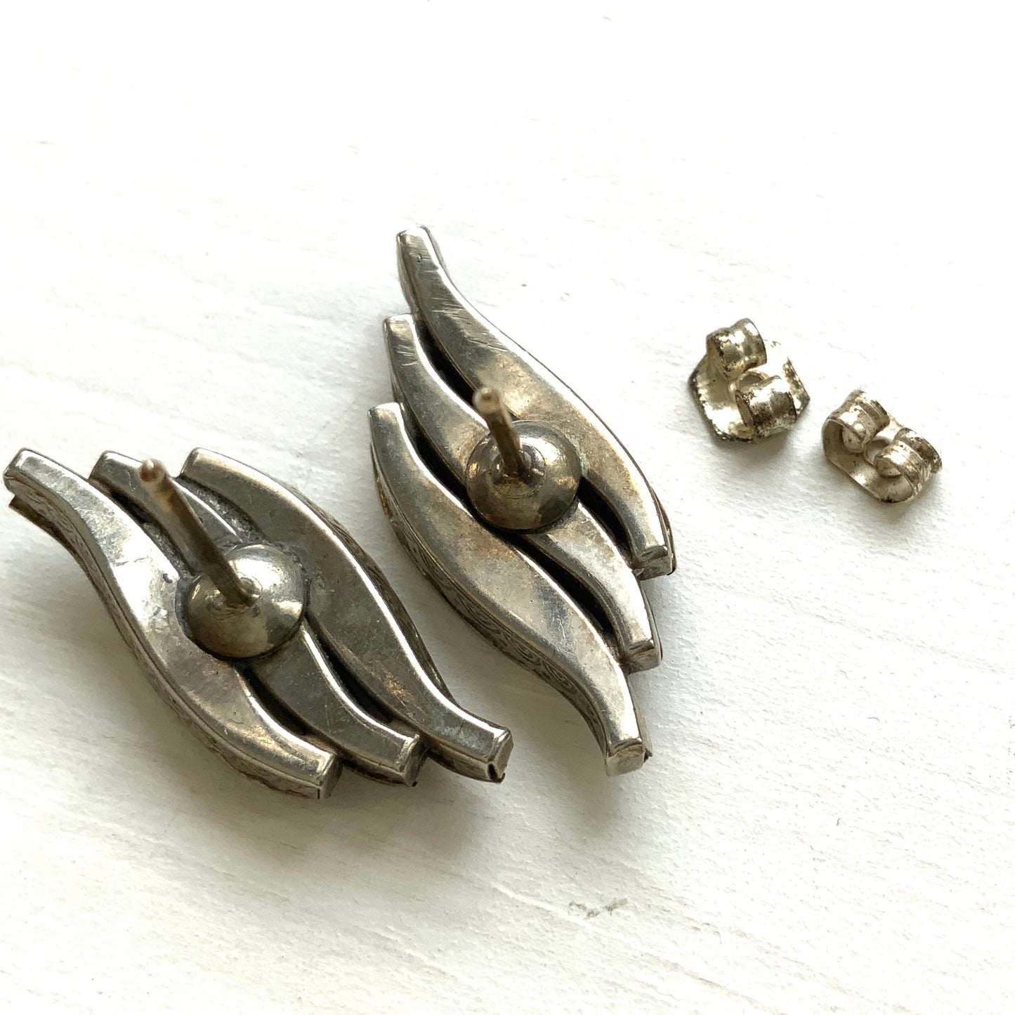 Art Deco silver earrings with flowing curves and clear rhinestones. アールデコらしい流れるような曲線が美しい、シルバーとクリアラインストーンのピアス。 
