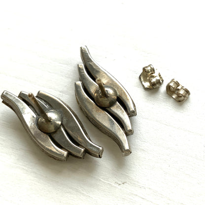 Art Deco silver earrings with flowing curves and clear rhinestones. アールデコらしい流れるような曲線が美しい、シルバーとクリアラインストーンのピアス。 