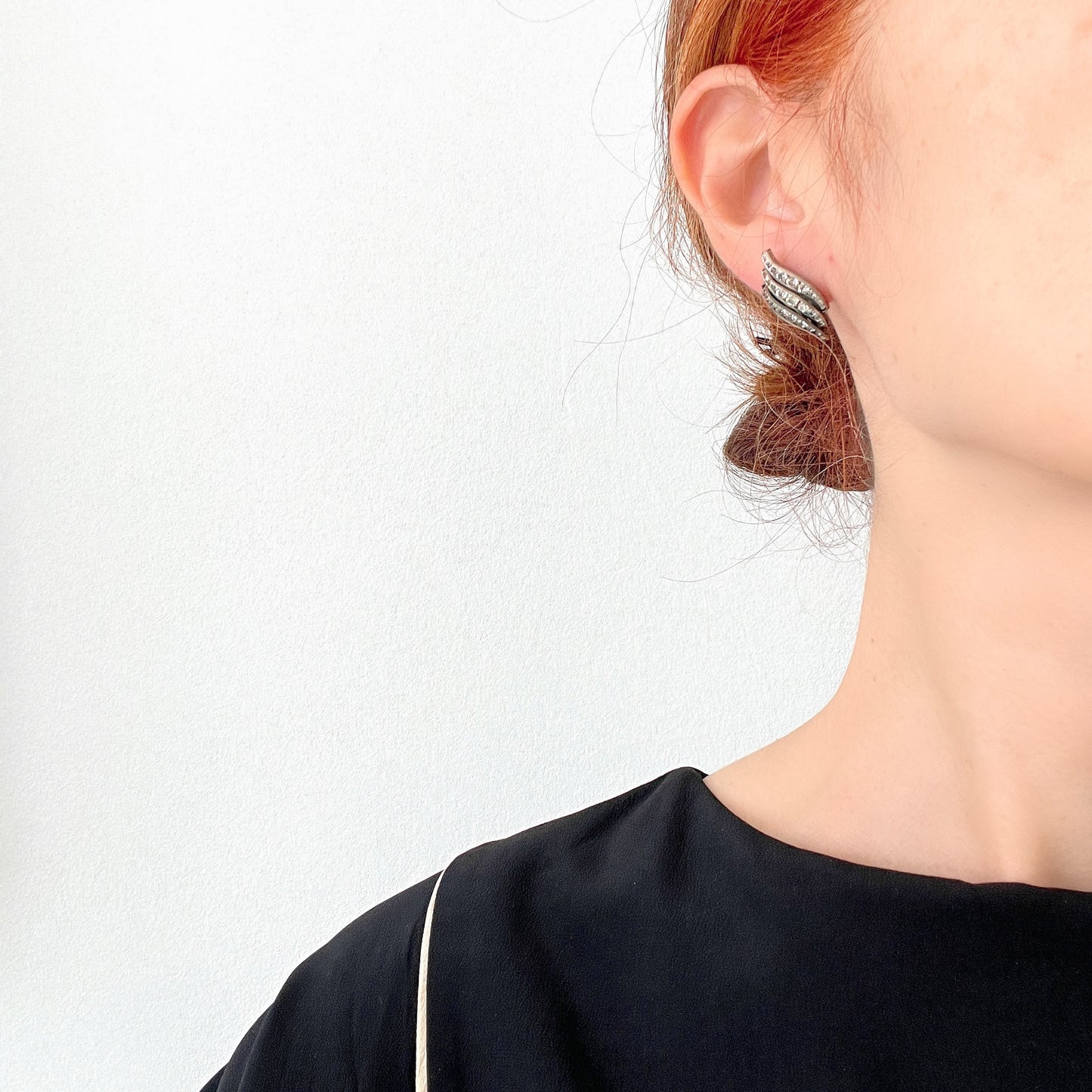 Art Deco silver earrings with flowing curves and clear rhinestones. アールデコらしい流れるような曲線が美しい、シルバーとクリアラインストーンのピアス。 